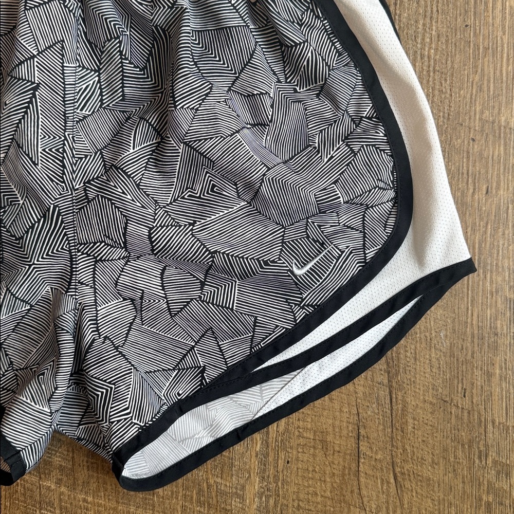Nike Dri-Fit Women’s Lined Athletic Shorts Black White Geometric Striped XS - Picture 2 of 10
